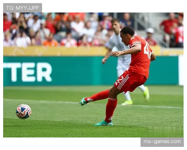 格纳布里科曼争锋拜仁首发，翼锋对决成焦点