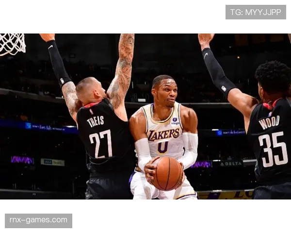 摩西·马龙内线强攻压制对手篮板优势明显